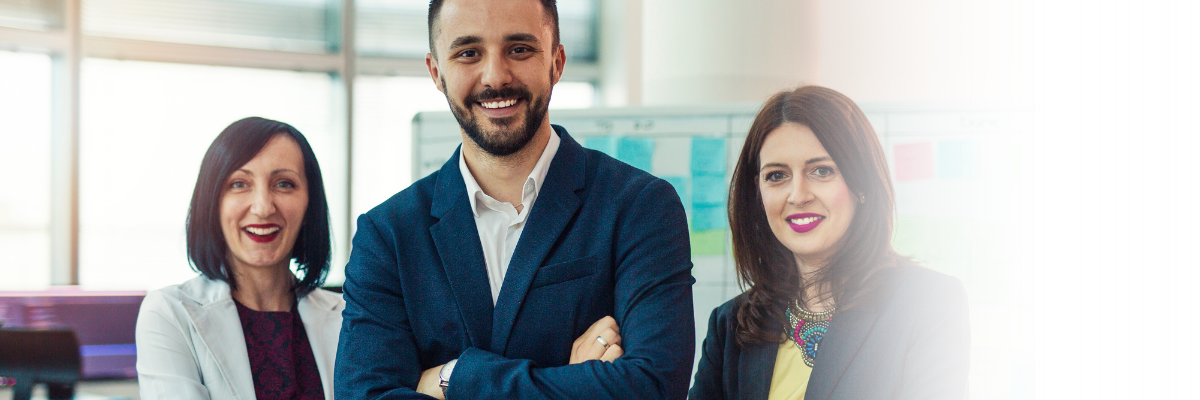 Vendeur et son équipe en réunion prêts à optimiser leurs ventes grâce à l'intelligence artificielle. 